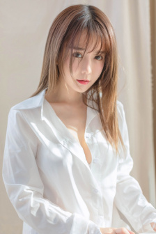 双乳都露出来喂男人